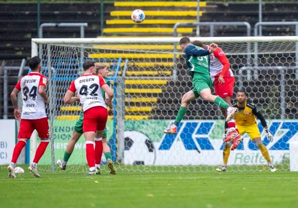 Jannik Borgmann (FC Guetersloh, 34) mit einem Kopfball auf das Tor von Justin Ospelt (Sportfreunde Siegen, 1) FC Gütersloh - Sportfreunde Siegen 26.10.2025 Fussball, Regionalliga West, 13. Spieltag, GER, Heidewaldstadion, Gütersloh Copyright: MarcoxBader