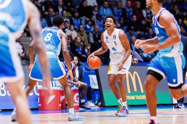 easycredit BBL, Frankfurt Skyliners - Syntainics MBC, 26.10.2025 Marcus Foster (SYNTAINICS MBC, 5) mit Ball gegen William Christmas (Frankfurt Skyliners, 8) Spiel der easycredit BBL easycredit BBL, Frankfurt Skyliners - Syntainics MBC; am 5. Spieltag der Saison 25 26 in der Süwag Energie ARENA am 26.10.2025 Copyright: xBEAUTIFULxSPORTS Hahnex
