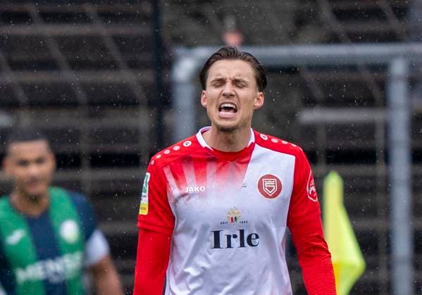 Dustin Willms (Sportfreunde Siegen, 30) schreit. Ist unzufrieden FC Gütersloh - Sportfreunde Siegen 26.10.2025 Fussball, Regionalliga West, 13. Spieltag, GER, Heidewaldstadion, Gütersloh Copyright: MarcoxBader