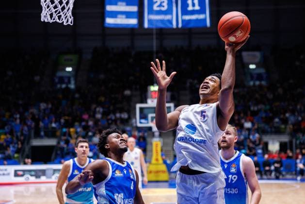 easycredit BBL, Frankfurt Skyliners - Syntainics MBC, 26.10.2025 Marcus Foster (SYNTAINICS MBC, 5) mit einem Korbleger gegen Nahiem Alleyne (Frankfurt Skyliners, 4) Spiel der easycredit BBL easycredit BBL, Frankfurt Skyliners - Syntainics MBC; am 5. Spieltag der Saison 25 26 in der Süwag Energie ARENA am 26.10.2025 Copyright: xBEAUTIFULxSPORTS Hahnex