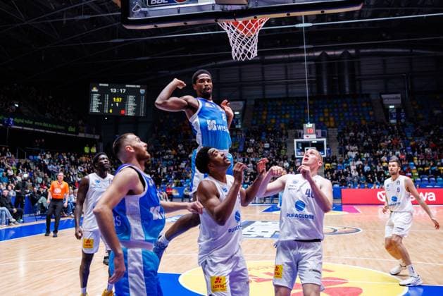 easycredit BBL, Frankfurt Skyliners - Syntainics MBC, 26.10.2025 Radii Caisin (Frankfurt Skyliners, 16) mit einem Korbleger, William Christmas (Frankfurt Skyliners, 8) steht in der Luft für einen eventuellen Rebound Spiel der easycredit BBL easycredit BBL, Frankfurt Skyliners - Syntainics MBC; am 5. Spieltag der Saison 25 26 in der Süwag Energie ARENA am 26.10.2025 Copyright: xBEAUTIFULxSPORTS Hahnex