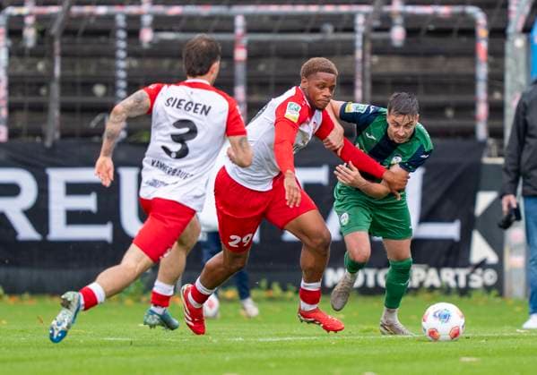 Zweikampf zwischen: Jubes Mba Tibah Ticha (Sportfreunde Siegen, 29) und Patrik Twardzik (FC Guetersloh, 18) FC Gütersloh - Sportfreunde Siegen 26.10.2025 Fussball, Regionalliga West, 13. Spieltag, GER, Heidewaldstadion, Gütersloh Copyright: MarcoxBader