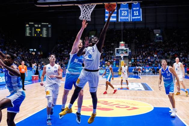 easycredit BBL, Frankfurt Skyliners - Syntainics MBC, 26.10.2025 Khyri Thomas (SYNTAINICS MBC, 0) mit einem Korbleger gegen Till Pape (Frankfurt Skyliners, 19) Spiel der easycredit BBL easycredit BBL, Frankfurt Skyliners - Syntainics MBC; am 5. Spieltag der Saison 25 26 in der Süwag Energie ARENA am 26.10.2025 Copyright: xBEAUTIFULxSPORTS Hahnex