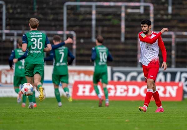 Hamza Saghiri (Sportfreunde Siegen, 37) wirft sauer den Ball weg FC Gütersloh - Sportfreunde Siegen 26.10.2025 Fussball, Regionalliga West, 13. Spieltag, GER, Heidewaldstadion, Gütersloh Copyright: MarcoxBader