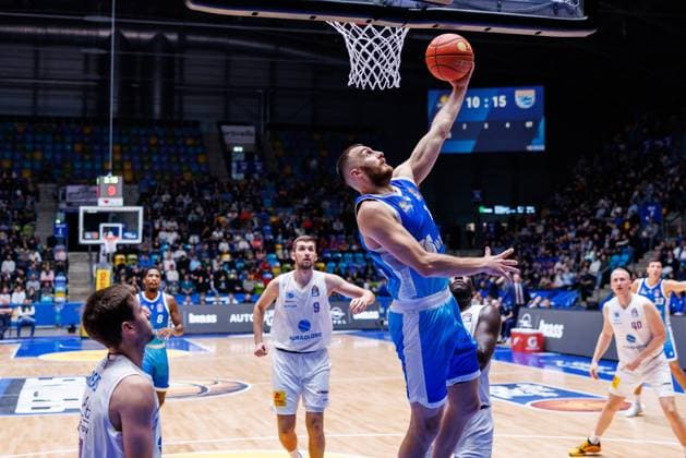 easycredit BBL, Frankfurt Skyliners - Syntainics MBC, 26.10.2025 Radii Caisin (Frankfurt Skyliners, 16) mit einem Korbleger unter dem Korb durch Spiel der easycredit BBL easycredit BBL, Frankfurt Skyliners - Syntainics MBC; am 5. Spieltag der Saison 25 26 in der Süwag Energie ARENA am 26.10.2025 Copyright: xBEAUTIFULxSPORTS Hahnex
