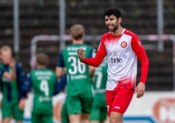 Hamza Saghiri (Sportfreunde Siegen, 37) ärgert sich FC Gütersloh - Sportfreunde Siegen 26.10.2025 Fussball, Regionalliga West, 13. Spieltag, GER, Heidewaldstadion, Gütersloh Copyright: MarcoxBader