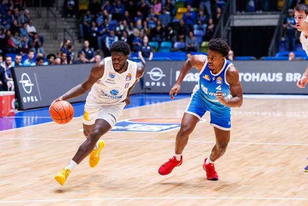easycredit BBL, Frankfurt Skyliners - Syntainics MBC, 26.10.2025 Khyri Thomas (SYNTAINICS MBC, 0) mit Ball gegen Nahiem Alleyne (Frankfurt Skyliners, 4) Spiel der easycredit BBL easycredit BBL, Frankfurt Skyliners - Syntainics MBC; am 5. Spieltag der Saison 25 26 in der Süwag Energie ARENA am 26.10.2025 Copyright: xBEAUTIFULxSPORTS Hahnex