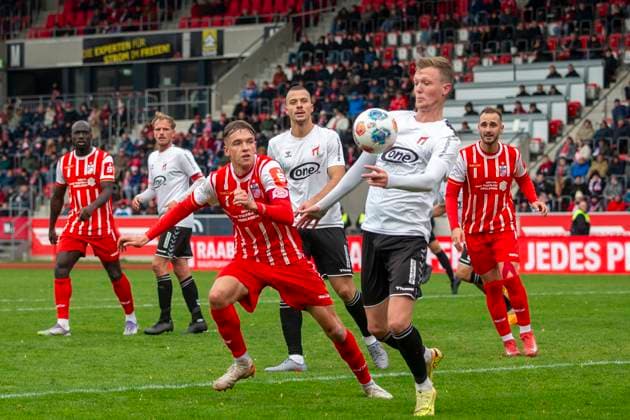 GER, Erfurt, Fußball, Regionalliga Nordost, 13. Spieltag, FC Rot-Weiss Erfurt vs. ZFC Meuselwitz im Bild v.l.: Til-Linus Schwarz (FC Rot-Weiß Erfurt 03), Zweikampf 26.10.2025, Steigerwaldstadion Erfurt DFB REGULATIONS PROHIBIT ANY USE OF PHOTOGRAPHS AS IMAGE SEQUENCES AND OR QUASI-VIDEO, Copyright: HMBxMedia PaulxFritz