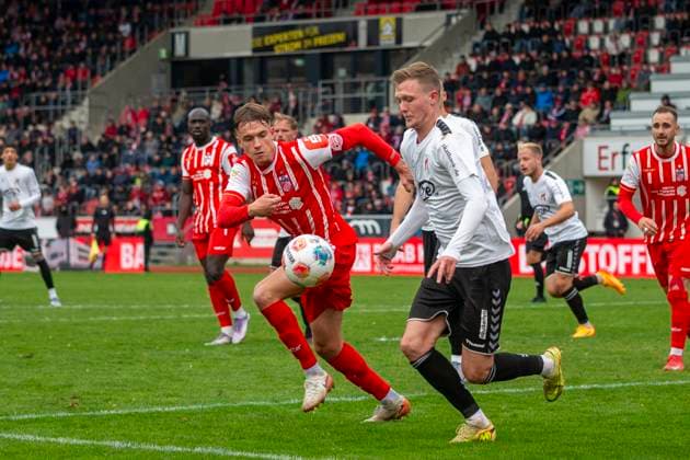 GER, Erfurt, Fußball, Regionalliga Nordost, 13. Spieltag, FC Rot-Weiss Erfurt vs. ZFC Meuselwitz im Bild v.l.: Til-Linus Schwarz (FC Rot-Weiß Erfurt 03), Zweikampf 26.10.2025, Steigerwaldstadion Erfurt DFB REGULATIONS PROHIBIT ANY USE OF PHOTOGRAPHS AS IMAGE SEQUENCES AND OR QUASI-VIDEO, Copyright: HMBxMedia PaulxFritz