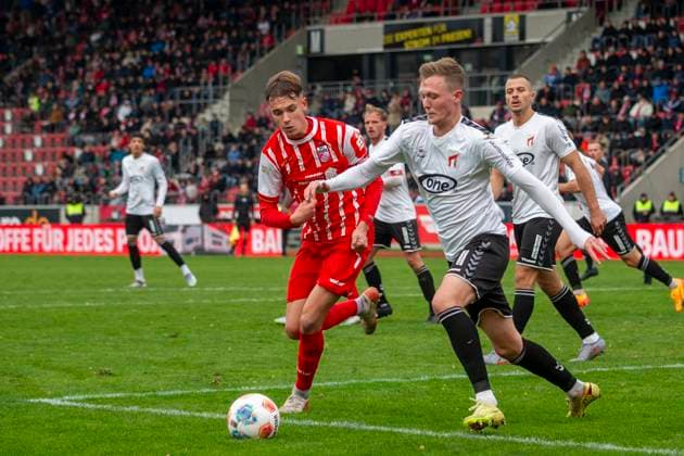 GER, Erfurt, Fußball, Regionalliga Nordost, 13. Spieltag, FC Rot-Weiss Erfurt vs. ZFC Meuselwitz im Bild v.l.: Til-Linus Schwarz (FC Rot-Weiß Erfurt 03), Zweikampf 26.10.2025, Steigerwaldstadion Erfurt DFB REGULATIONS PROHIBIT ANY USE OF PHOTOGRAPHS AS IMAGE SEQUENCES AND OR QUASI-VIDEO, Copyright: HMBxMedia PaulxFritz