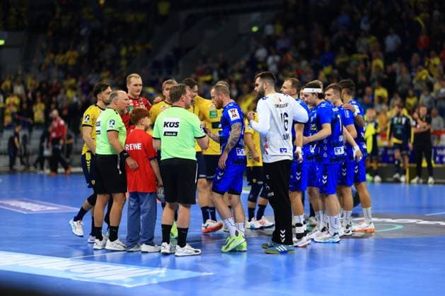 RECORD DATE NOT STATED David Späth (29; Rhein Neckar Löwen) und Miljan Vujovic (16; TVB 1898 Stuttgart) begrüßen sich vor dem Spiel in der SAP Arena Begrüßung vor dem Spiel Copyright: xSpeedshotx