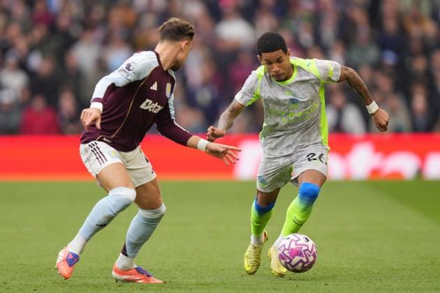Aston Villa v Manchester City, Premier League Savio of Manchester City and Matty Cash of Aston Villa battling for the ball during the Aston Villa v Manchester City Premier League match at Villa Park, Birmingham, England on 26 October 2025 Credit: Dylan Hepworth Every Second Media Editorial use only. All images are copyright Every Second Media Limited. No images may be reproduced without prior permission. All rights reserved. Premier League and Football League images are subject to licensing agreements with Football DataCo Limited. see https: www.football-dataco.com Copyright: xIMAGO EveryxSecondxMediax ESM-1641-0021 DylanxHepworthx xEveryxSecondxMediax