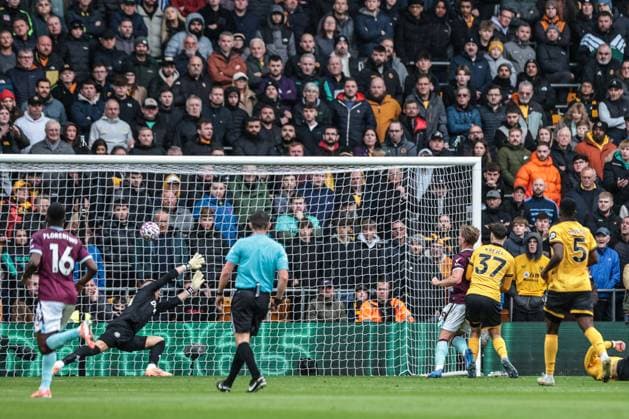 Premier League Wolverhampton Wanderers v Burnley Zian Flemming of Burnley scores to make it 0-2 during the Premier League match Wolverhampton Wanderers vs Burnley at Molineux, Wolverhampton, United Kingdom, 26th October 2025 (Photo by Mark Cosgrove News Images) Wolverhampton Molineux West Midlands United Kingdom Copyright: xMarkxCosgrove NewsxImagesx