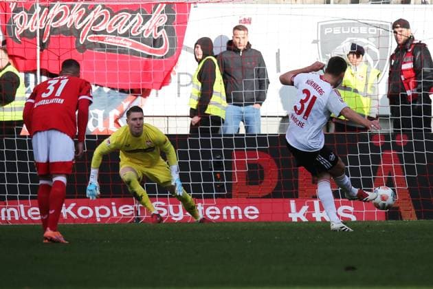 26.10.2025, xmohx, Fussball 2.Bundesliga, 1.FC Kaiserslautern - 1.FC Nürnberg v.l. Robin Knoche (1.FC Nuernberg) Torschuetze, erzielt das Tor, Treffer, scores the goal 1:1 Elfmeter Julian Krahl (1. FC Kaiserslautern) (DFL DFB REGULATIONS PROHIBIT ANY USE OF PHOTOGRAPHS as IMAGE SEQUENCES and or QUASI-VIDEO) Kaiserslautern