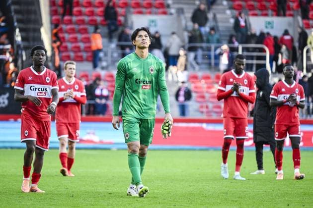 Antwerp s goalkeeper Taishi Brandon Nozawa looks dejected after losing a soccer match between Royal Antwerp FC and Club Brugge, Sunday 26 October 2025 in Antwerp, on day 12 of the 2025-2026 Jupiler Pro League first division of the Belgian championship. TOM GOYVAERTS TomxGoyvaerts  x138011676x