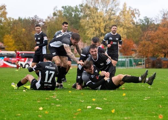 Fussball, Herren, Saison 2025 2026, Regionalliga Nordost (13. Spieltag), BFC Preussen - FSV Zwickau, v.l. Chadi Ramadan (Preussen), Lenny Stein (Preussen), Patrick Breitkreuz (Preussen), Philip Fontein (Eilenburg), Jubel nach Tor zum 3:2, 26.10. 2025, Copyright: xSebastianxRäppold MatthiasxKochx
