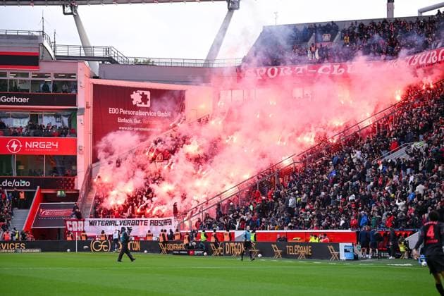 26.10.2025, Fussball, 1. Bundesliga, 8. Spieltag Saison 2025 2026, Bayer Leverkusen - SC Freiburg, Pyrotechnik Fans des SC Freiburg, xRHR-FOTO TKx Copyright: RHR-FOTOx RHR-FOTO TK
