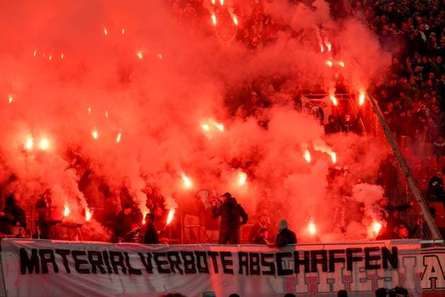 Deutschland, Leverkusen, Europa Gästefans des SC Freiburg mit Pyrotechnik und Banner Materialverbote abschaffen im Auswärtsblock der BayArena beim Bundesliga-Spiel gegen Bayer 04 Leverkusen, 8. Spieltag 2025 26. Fans, Protest, Stimmung, Sicherheit, Pyrotechnik, Bundesliga, Fussball. Leverkusen Nordrhein-Westfalen Deutschland Copyright: xJOERANxSTEINSIEKx