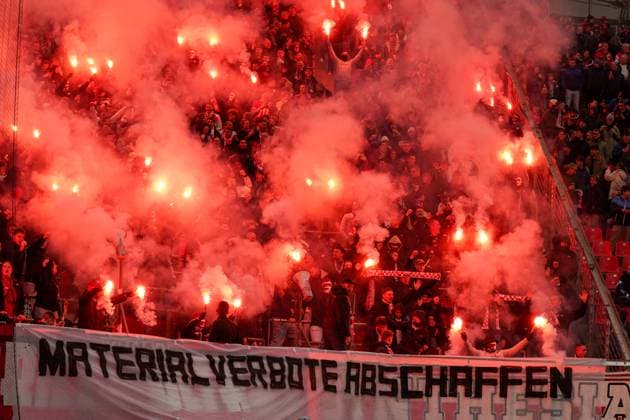 Deutschland, Leverkusen, Europa Gästefans des SC Freiburg mit Pyrotechnik und Banner Materialverbote abschaffen im Auswärtsblock der BayArena beim Bundesliga-Spiel gegen Bayer 04 Leverkusen, 8. Spieltag 2025 26. Fans, Protest, Stimmung, Sicherheit, Pyrotechnik, Bundesliga, Fussball. Leverkusen Nordrhein-Westfalen Deutschland Copyright: xJOERANxSTEINSIEKx