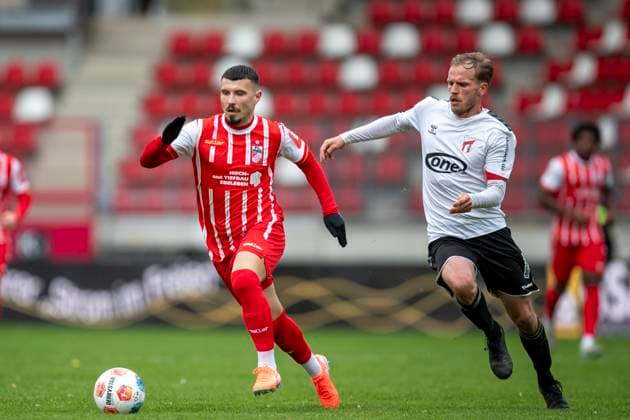 GER, Erfurt, Fußball, Regionalliga Nordost, 13. Spieltag, FC Rot-Weiss Erfurt vs. ZFC Meuselwitz im Bild v.l.: Stanislav Fehler (FC Rot-Weiß Erfurt 11), Rene Eckardt (ZFC Meuselwitz 30), Zweikampf 26.10.2025, Steigerwaldstadion Erfurt DFB REGULATIONS PROHIBIT ANY USE OF PHOTOGRAPHS AS IMAGE SEQUENCES AND OR QUASI-VIDEO, Copyright: HMBxMedia PaulxFritz