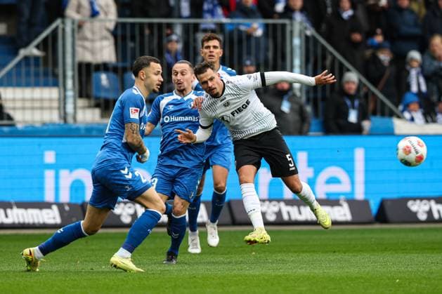 Yassine Bouchama (Preussen Münster,5) gegen Baris Atik (1. FC Magdeburg,23) und Falko Michel (1. FC Magdeburg,21) - 2. Fußball Bundesliga Saison 2025-2026 1. FC Magdeburg vs. Preussen Münster in der Avnet Arena in Magdeburg - Aktion,Fußball,Mann,Männer,Deutschland,26.10.2025