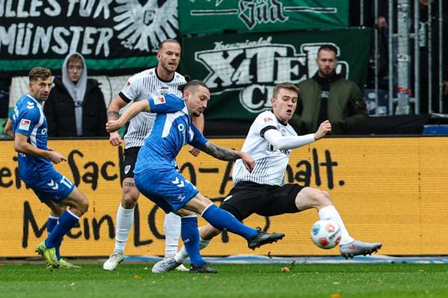 Torschütze Baris Atik (1. FC Magdeburg,23) trifft zum 1-0, das Tor wird wegen Abseits nicht gegeben - 2. Fußball Bundesliga Saison 2025-2026 1. FC Magdeburg vs. Preussen Münster in der Avnet Arena in Magdeburg - Aktion,Fußball,Mann,Männer,Deutschland,26.10.2025