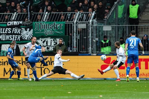 Torschütze Baris Atik (1. FC Magdeburg,23) trifft zum 1-0, das Tor wird wegen Abseits nicht gegeben - 2. Fußball Bundesliga Saison 2025-2026 1. FC Magdeburg vs. Preussen Münster in der Avnet Arena in Magdeburg - Aktion,Fußball,Mann,Männer,Deutschland,26.10.2025