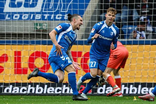Torjubel - Torschütze Baris Atik (1. FC Magdeburg,23) trifft zum 1-0, das Tor wird wegen Abseits nicht gegeben - 2. Fußball Bundesliga Saison 2025-2026 1. FC Magdeburg vs. Preussen Münster in der Avnet Arena in Magdeburg - Aktion,Fußball,Mann,Männer,Deutschland,26.10.2025