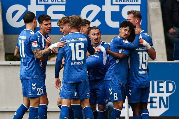 Torjubel - Torschütze Baris Atik (1. FC Magdeburg,23) trifft zum 1-0, das Tor wird wegen Abseits nicht gegeben - 2. Fußball Bundesliga Saison 2025-2026 1. FC Magdeburg vs. Preussen Münster in der Avnet Arena in Magdeburg - Aktion,Fußball,Mann,Männer,Deutschland,26.10.2025