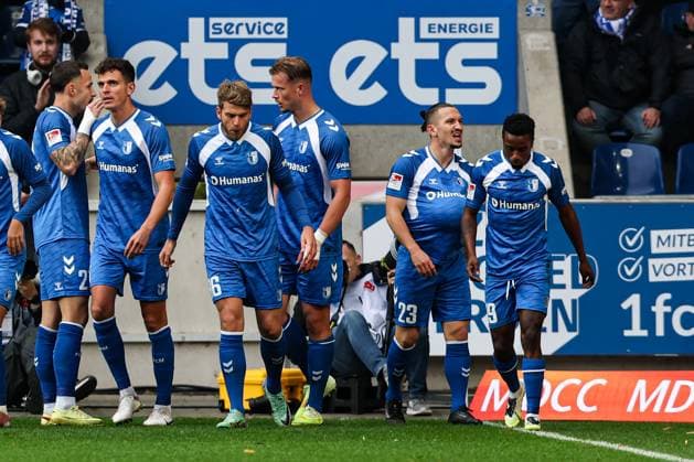 Torjubel - Torschütze Baris Atik (1. FC Magdeburg,23) trifft zum 1-0, das Tor wird wegen Abseits nicht gegeben - 2. Fußball Bundesliga Saison 2025-2026 1. FC Magdeburg vs. Preussen Münster in der Avnet Arena in Magdeburg - Aktion,Fußball,Mann,Männer,Deutschland,26.10.2025
