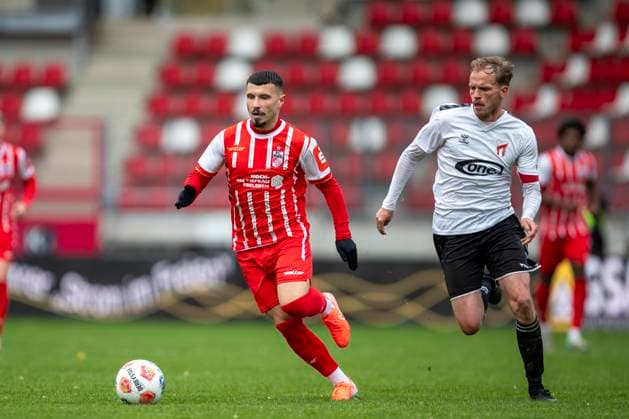 GER, Erfurt, Fußball, Regionalliga Nordost, 13. Spieltag, FC Rot-Weiss Erfurt vs. ZFC Meuselwitz im Bild v.l.: Stanislav Fehler (FC Rot-Weiß Erfurt 11), Rene Eckardt (ZFC Meuselwitz 30), Zweikampf 26.10.2025, Steigerwaldstadion Erfurt DFB REGULATIONS PROHIBIT ANY USE OF PHOTOGRAPHS AS IMAGE SEQUENCES AND OR QUASI-VIDEO, Copyright: HMBxMedia PaulxFritz