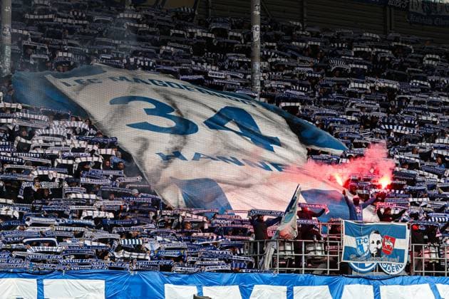 Sport Bilder des Tages Choreo im Fanblock vom 1. FC Magdeburg für den verstorbenen FCM Fan Hannes - 2. Fußball Bundesliga Saison 2025-2026 1. FC Magdeburg vs. Preussen Münster in der Avnet Arena in Magdeburg - Fußball,Mann,Männer,Deutschland,26.10.2025