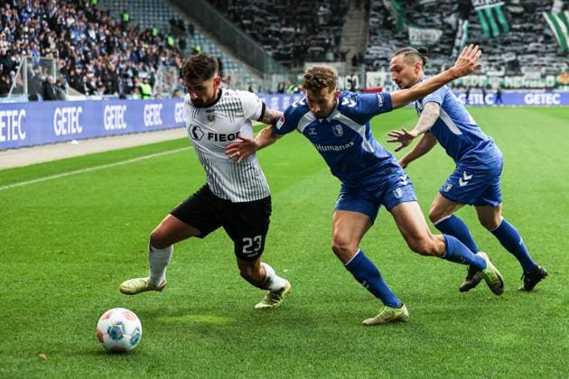 Malik Batmaz (Preussen Münster,23) gegen Alexander Nollenberger (1. FC Magdeburg,17) und Baris Atik (1. FC Magdeburg,23) - 2. Fußball Bundesliga Saison 2025-2026 1. FC Magdeburg vs. Preussen Münster in der Avnet Arena in Magdeburg - Aktion,Fußball,Mann,Männer,Deutschland,26.10.2025