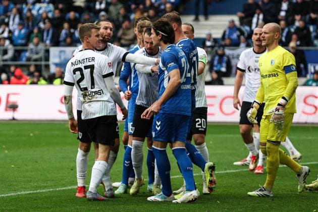v.l. Jano ter Horst (Preussen Münster,27), Rico Preissinger Preißinger (Preussen Münster,21), Jean Hugonet (1. FC Magdeburg,24), Torwart Dominik Reimann (1. FC Magdeburg,1) - 2. Fußball Bundesliga Saison 2025-2026 1. FC Magdeburg vs. Preussen Münster in der Avnet Arena in Magdeburg - Aktion,Fußball,Mann,Männer,Deutschland,26.10.2025