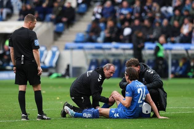 Jean Hugonet (1. FC Magdeburg,24) muss verletzt ausgewechselt werden - 2. Fußball Bundesliga Saison 2025-2026 1. FC Magdeburg vs. Preussen Münster in der Avnet Arena in Magdeburg - Aktion,Fußball,Mann,Männer,Deutschland,26.10.2025