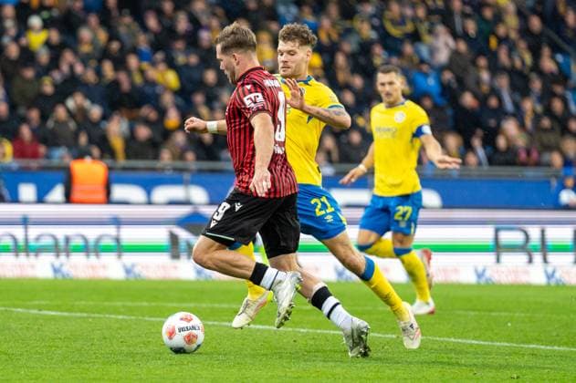 Deutschland, Fussball, 2. Bundesliga, 10. Spieltag 2025 2026, Eintracht Braunschweig - Hannover 96 am 26.10. in Braunschweig (Eintracht-Stadion): Benjamin Källman (Hannover 96 9) verfolgt von Kevin Ehlers (Eintracht Braunschweig 21)