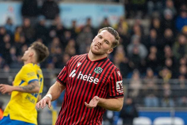 Deutschland, Fussball, 2. Bundesliga, 10. Spieltag 2025 2026, Eintracht Braunschweig - Hannover 96 am 26.10. in Braunschweig (Eintracht-Stadion): Benjamin Källman (Hannover 96 9) ärgert sich über eine vergebene Chance.