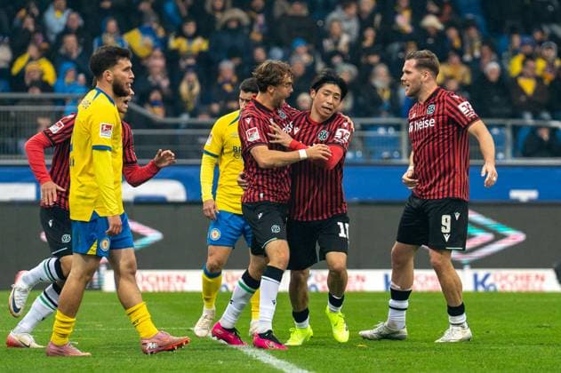 Deutschland, Fussball, 2. Bundesliga, 10. Spieltag 2025 2026, Eintracht Braunschweig - Hannover 96 am 26.10. in Braunschweig (Eintracht-Stadion): Torjubel 0:3 durch Daisuke Yokota (Hannover 96 18) Benjamin Källman (Hannover 96 9) Kolja Oudenne (Hannover 96 29)