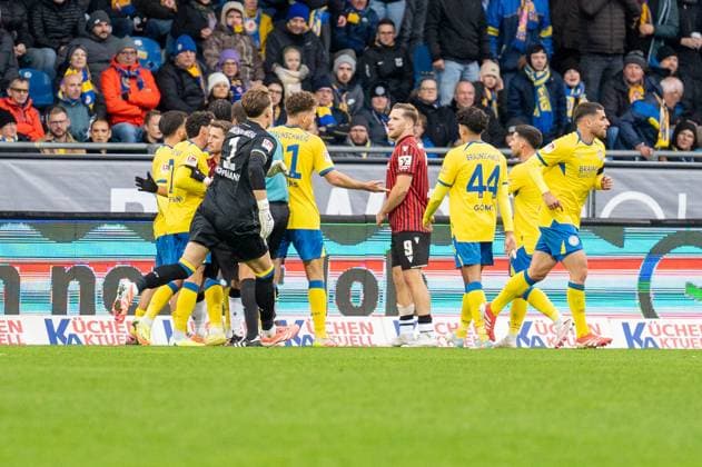Deutschland, Fussball, 2. Bundesliga, 10. Spieltag 2025 2026, Eintracht Braunschweig - Hannover 96 am 26.10. in Braunschweig (Eintracht-Stadion): Rudelbildung um Daisuke Yokota (Hannover 96 18)