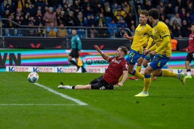 Deutschland, Fussball, 2. Bundesliga, 10. Spieltag 2025 2026, Eintracht Braunschweig - Hannover 96 am 26.10. in Braunschweig (Eintracht-Stadion): Benjamin Källman (Hannover 96 9) verpasst die Hereingabe von Daisuke Yokota (Hannover 96 18) ganz knapp.