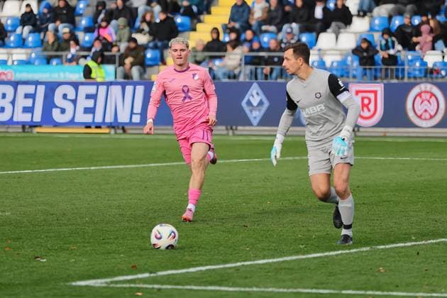 v. li. im Zweikampf Paul Hennrich (TSG Hoffenheim II, 11), Martin Maennel (FC Erzgebirge Aue, 1) GER, TSG 1899 Hoffenheim II gegen FC Erzgebirge Aue, Fussball, 3.Liga, 12.Spieltag, Spielzeit 2025 2026, 26.10.2025. (DFL DFB REGULATIONS PROHIBIT ANY USE OF PHOTOGRAPHS as IMAGE SEQUENCES and or QUASI-VIDEO). GER,TSG 1899 Hoffenheim II gegen FC Erzgebirge Aue, Fussball, 3.Liga, 12.Spieltag, Spielzeit 2025 2026, 26.10.2025. Hoffenheim Copyright: xEibner-Pressefoto JoergxHirschx EP_JHH