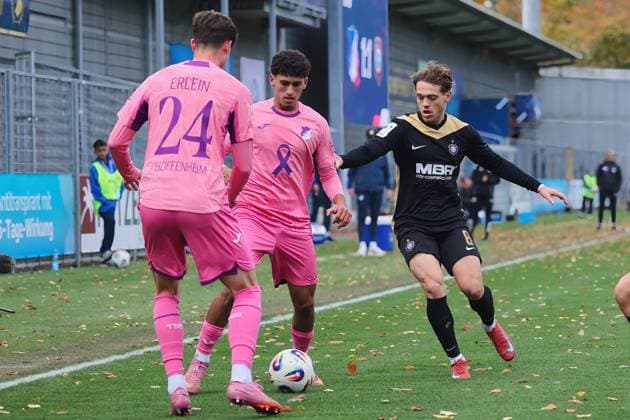 v. li. im Zweikampf 24 ,Ayoube Amaimouni Echghouyab (TSG Hoffenheim II, 7), Mika Clausen (FC Erzgebirge Aue, 8) GER, TSG 1899 Hoffenheim II gegen FC Erzgebirge Aue, Fussball, 3.Liga, 12.Spieltag, Spielzeit 2025 2026, 26.10.2025. (DFL DFB REGULATIONS PROHIBIT ANY USE OF PHOTOGRAPHS as IMAGE SEQUENCES and or QUASI-VIDEO). GER,TSG 1899 Hoffenheim II gegen FC Erzgebirge Aue, Fussball, 3.Liga, 12.Spieltag, Spielzeit 2025 2026, 26.10.2025. Hoffenheim Copyright: xEibner-Pressefoto JoergxHirschx EP_JHH