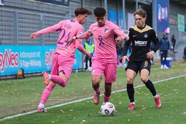 v. li. im Zweikampf Luca Erlein (TSG Hoffenheim II, 24), Ayoube Amaimouni Echghouyab (TSG Hoffenheim II, 7), Mika Clausen (FC Erzgebirge Aue, 8) GER, TSG 1899 Hoffenheim II gegen FC Erzgebirge Aue, Fussball, 3.Liga, 12.Spieltag, Spielzeit 2025 2026, 26.10.2025. (DFL DFB REGULATIONS PROHIBIT ANY USE OF PHOTOGRAPHS as IMAGE SEQUENCES and or QUASI-VIDEO). GER,TSG 1899 Hoffenheim II gegen FC Erzgebirge Aue, Fussball, 3.Liga, 12.Spieltag, Spielzeit 2025 2026, 26.10.2025. Hoffenheim Copyright: xEibner-Pressefoto JoergxHirschx EP_JHH