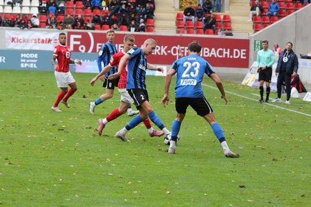 26.10.2025 xmgoodx Offenbach am Main, Sparda-Bank-Hessen Stadion - Stadion Bieberer Berg Regionalliga Saison 2025 2026 Kickers Offenbach (OFC) - SV Eintracht Trier 05 Jannis Held (Trier) gegen Luca Stellwagen (22, OFC)