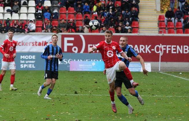 26.10.2025 xmgoodx Offenbach am Main, Sparda-Bank-Hessen Stadion - Stadion Bieberer Berg Regionalliga Saison 2025 2026 Kickers Offenbach (OFC) - SV Eintracht Trier 05 Jannis Held (Trier) gegen Luca Stellwagen (22, OFC)