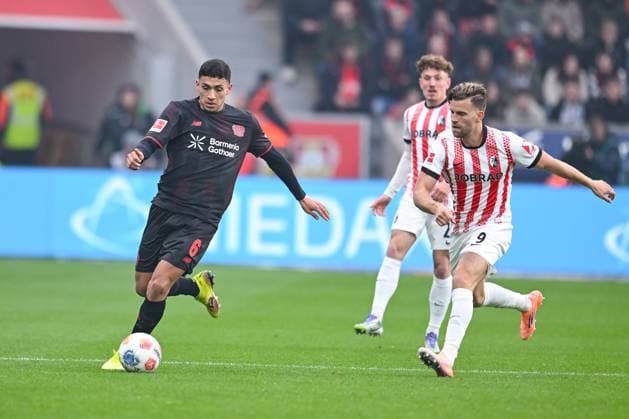 26.10.2025, Fussball, 1. Bundesliga, 8. Spieltag Saison 2025 2026, Bayer Leverkusen - SC Freiburg, Ezequiel Fernandez (Bayer Leverkusen), Lucas Höler (SC Freiburg) xRHR-FOTO TKx Copyright: RHR-FOTOx RHR-FOTO TK