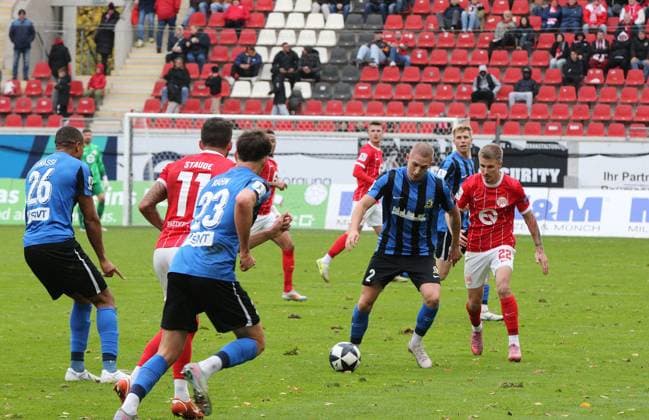 26.10.2025 xmgoodx Offenbach am Main, Sparda-Bank-Hessen Stadion - Stadion Bieberer Berg Regionalliga Saison 2025 2026 Kickers Offenbach (OFC) - SV Eintracht Trier 05 Jannis Held (Trier) gegen Keanu Staude (11, OFC) und Luca Stellwagen (22, OFC)