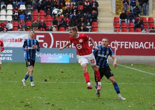 26.10.2025 xmgoodx Offenbach am Main, Sparda-Bank-Hessen Stadion - Stadion Bieberer Berg Regionalliga Saison 2025 2026 Kickers Offenbach (OFC) - SV Eintracht Trier 05 Jannis Held (Trier) gegen Luca Stellwagen (22, OFC)