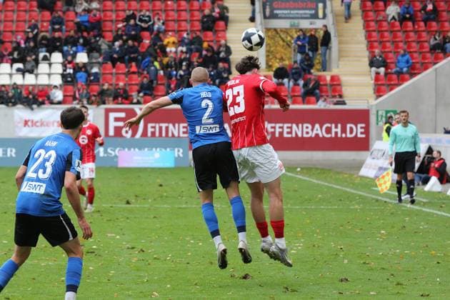 26.10.2025 xmgoodx Offenbach am Main, Sparda-Bank-Hessen Stadion - Stadion Bieberer Berg Regionalliga Saison 2025 2026 Kickers Offenbach (OFC) - SV Eintracht Trier 05 Jannis Held (Trier) gegen Kilian Skolik (23,OFC)