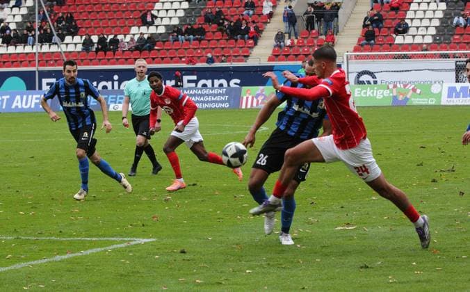 26.10.2025 xmgoodx Offenbach am Main, Sparda-Bank-Hessen Stadion - Stadion Bieberer Berg Regionalliga Saison 2025 2026 Kickers Offenbach (OFC) - SV Eintracht Trier 05 Noah Awassi (Trier) gegen Ouassim Karada (24, OFC)